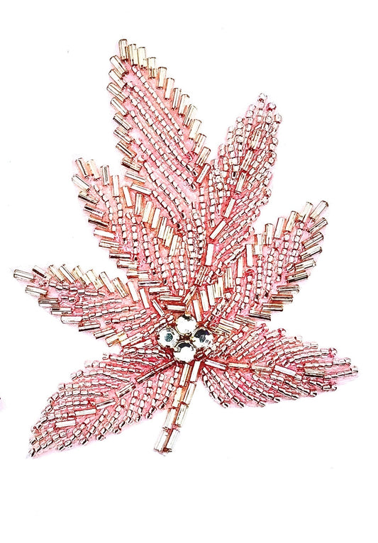 Aplicación de hoja con cuentas de plata, reverso rosa y diamantes de imitación 3.5" x 5"