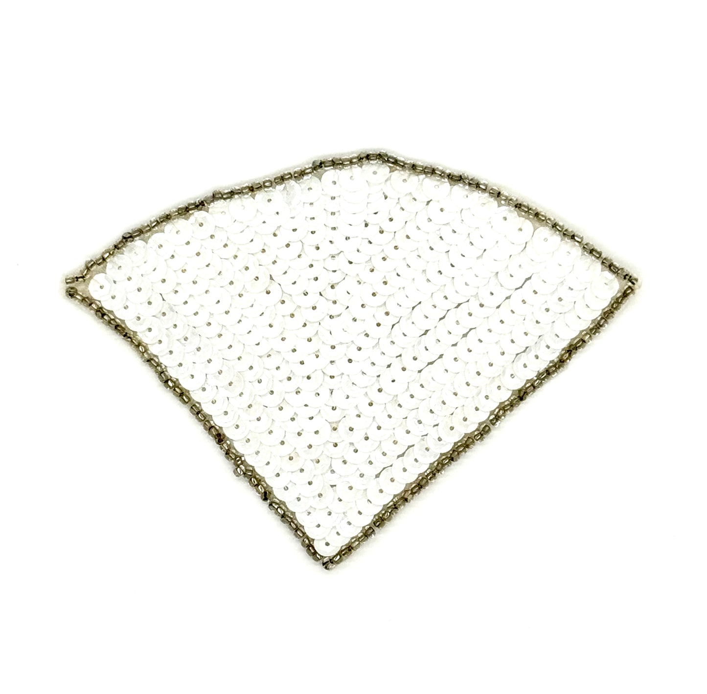 Diseño con Motivo de Abanico con Lentejuelas Blancas y Cuentas Plateadas 3.5" x 5"