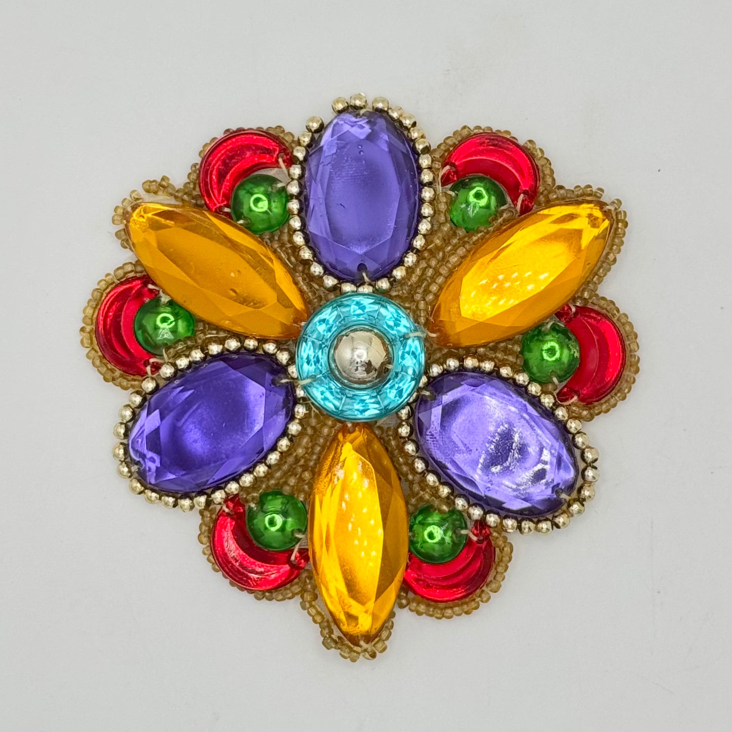 Aplique de cuentas con motivos de diseño con pedrería roja, dorada, morada, verde, turquesa y azul con cuentas doradas de 3.5"