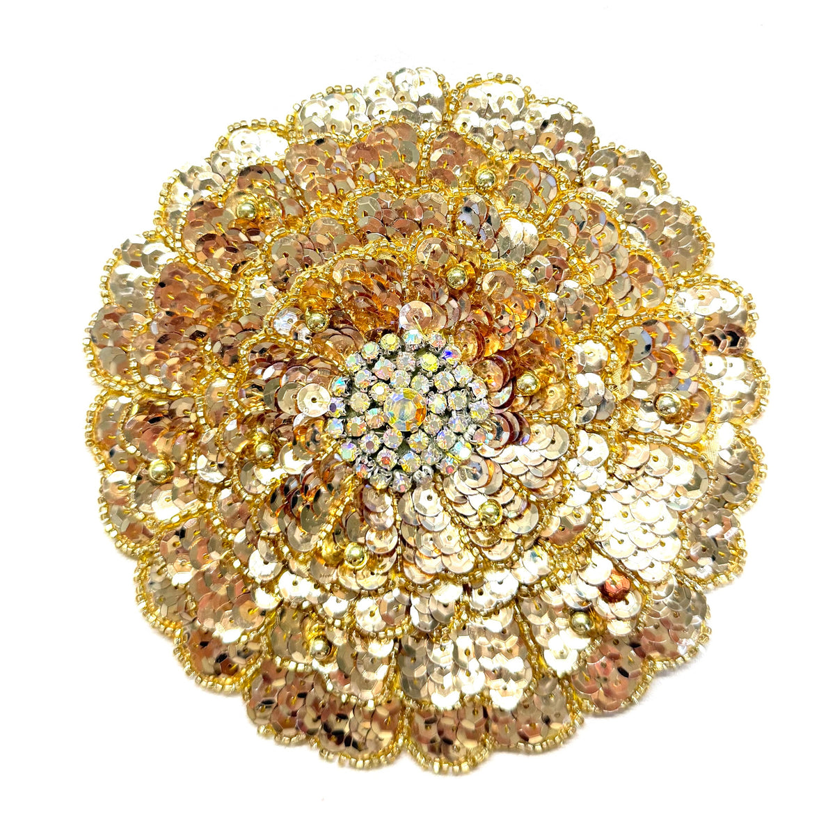 Flor con lentejuelas doradas de tres capas, cuentas y pedrería AB en el centro de 5.5"