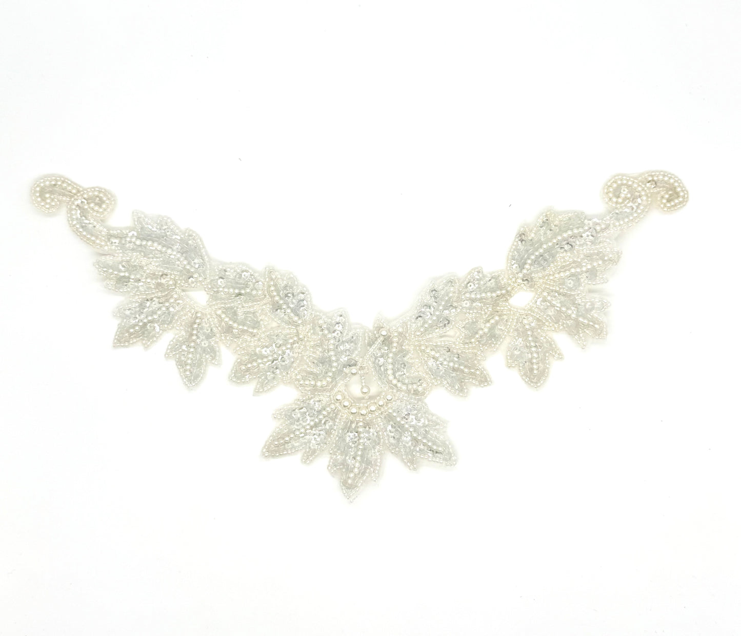 Collar de diseño con lentejuelas iridiscentes blancas, abalorios y perlas de 33 cm x 20 cm