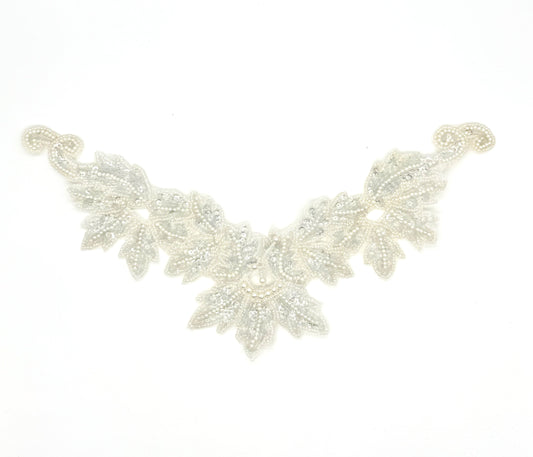 Collar de diseño con lentejuelas iridiscentes blancas, abalorios y perlas de 33 cm x 20 cm
