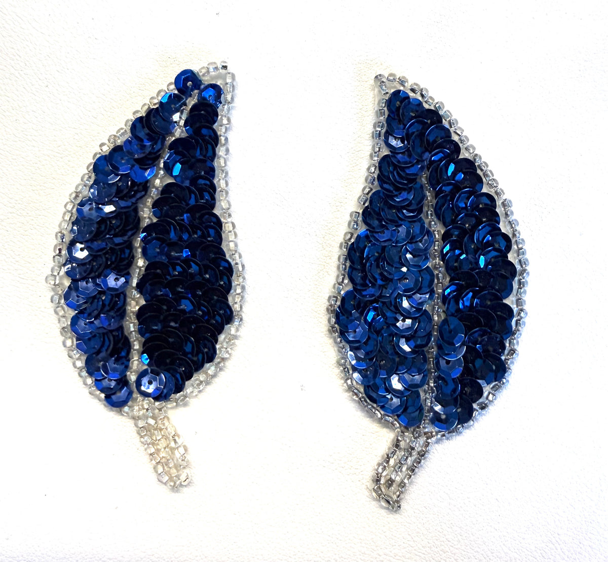 Par de hojas con opción de lentejuelas azules y abalorios plateados de 3.5" x 2"