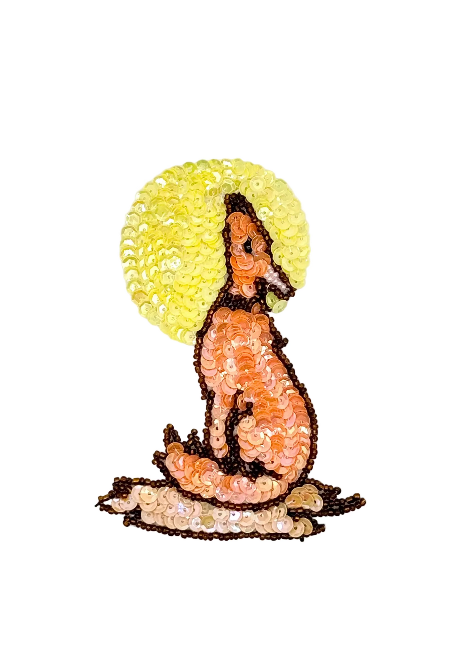 Coyote Aullando a la Luna con Lentejuelas Melocotón y Amarillas y Cuentas de Bronce 4.5" x 3.5”