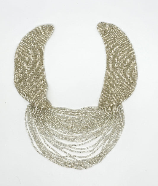 Collar de diseño con motivo y cuentas de plata 11" x 9"