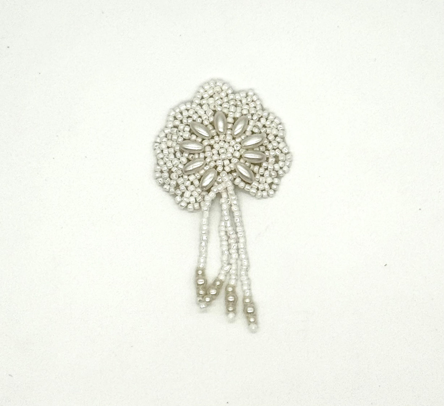 Motivo Floral de Charretera - Blanco con Cuentas 3" x 2"