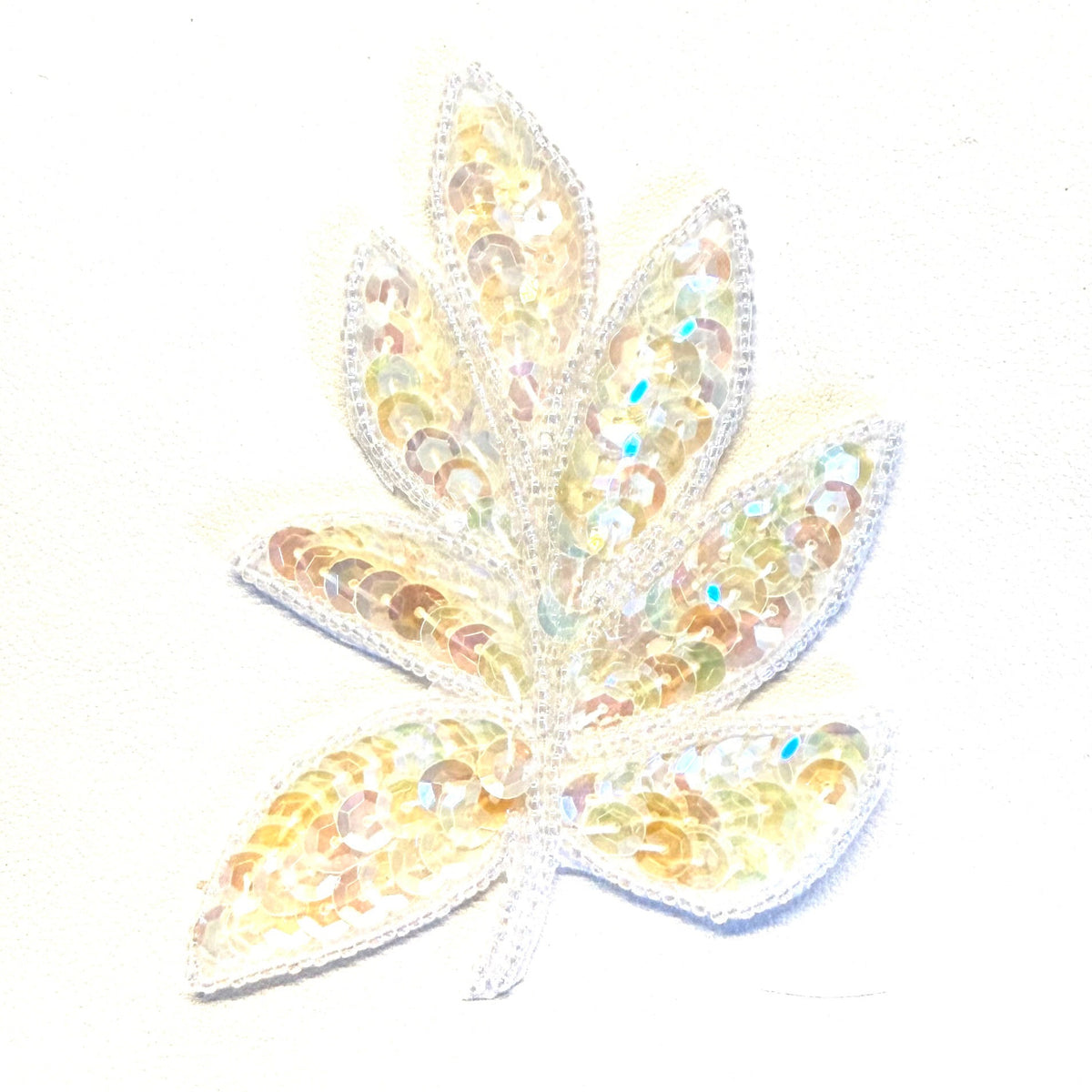 Aplique con motivo de hoja con lentejuelas iridiscentes y cuentas 4" x 3.5"