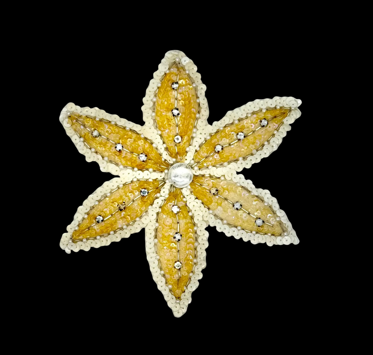 Flor dorada iridiscente con ribete de lentejuelas color marfil, cuentas plateadas y pedrería de 7”x 6”
