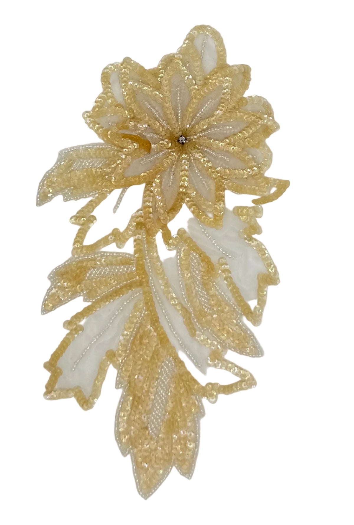 Lentejuelas Blancas Florales con Ligeros Tonos Amarillentos de Lentejuelas Iridiscentes 25.4 cm x 13.97 cm