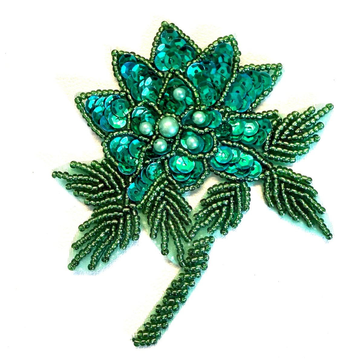 Flor verde con centro de perla verde 4" x 3.5"