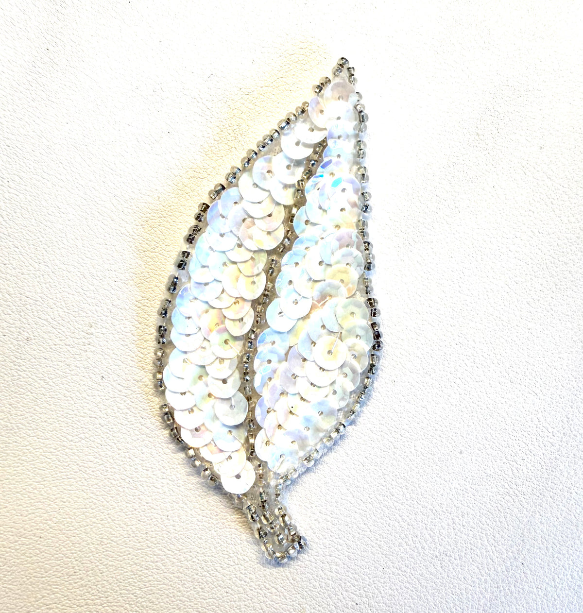 Par de Hojas con Lentejuelas Blancas y Cuentas Plateadas 2" x 3.5"