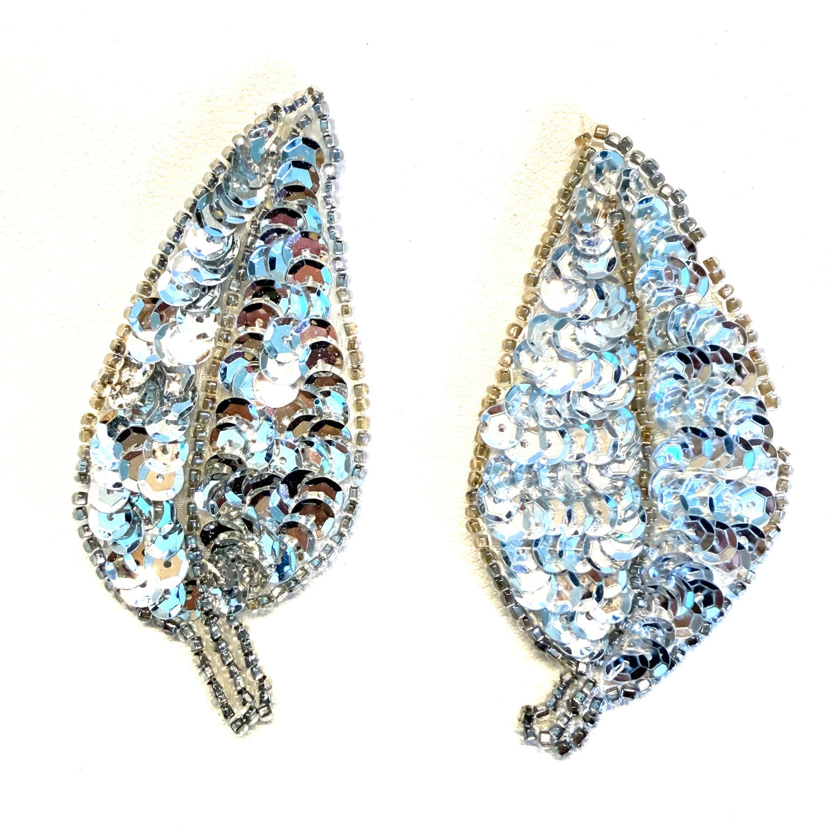 Par de hojas, lentejuelas plateadas, cuentas plateadas 3.5" x 2"