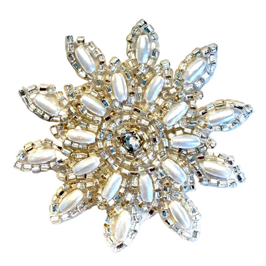 Flor con cuentas plateadas, perlas y diamantes de imitación de 5 cm