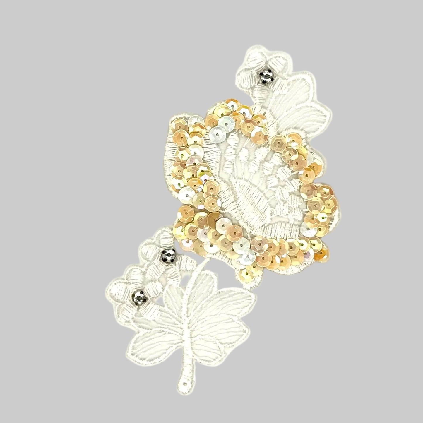 Flor de encaje con pedrería y lentejuelas blancas iridiscentes de 13.3 cm x 8.2 cm