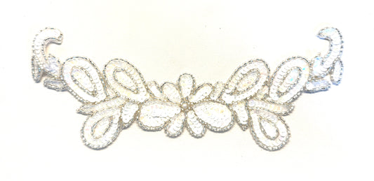 Escote floral con lentejuelas blancas y perlas plateadas 10" x 4"
