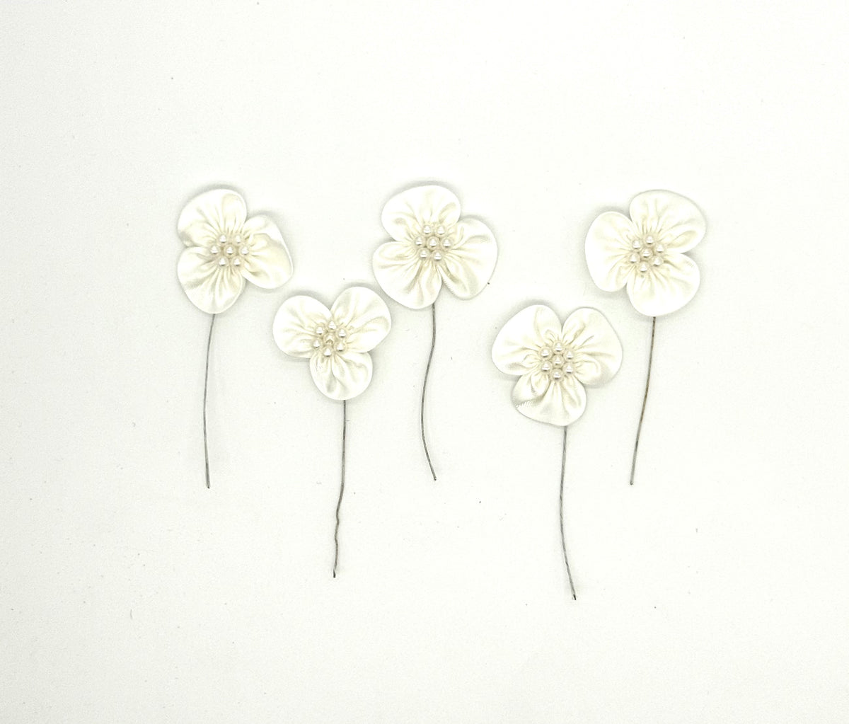 Juego de flores de satén blanco con perlas estilo A 3,8 x 7,6 cm