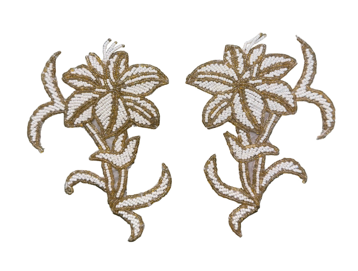 Par de flores con cuentas doradas y blancas de 4" x 5.5"