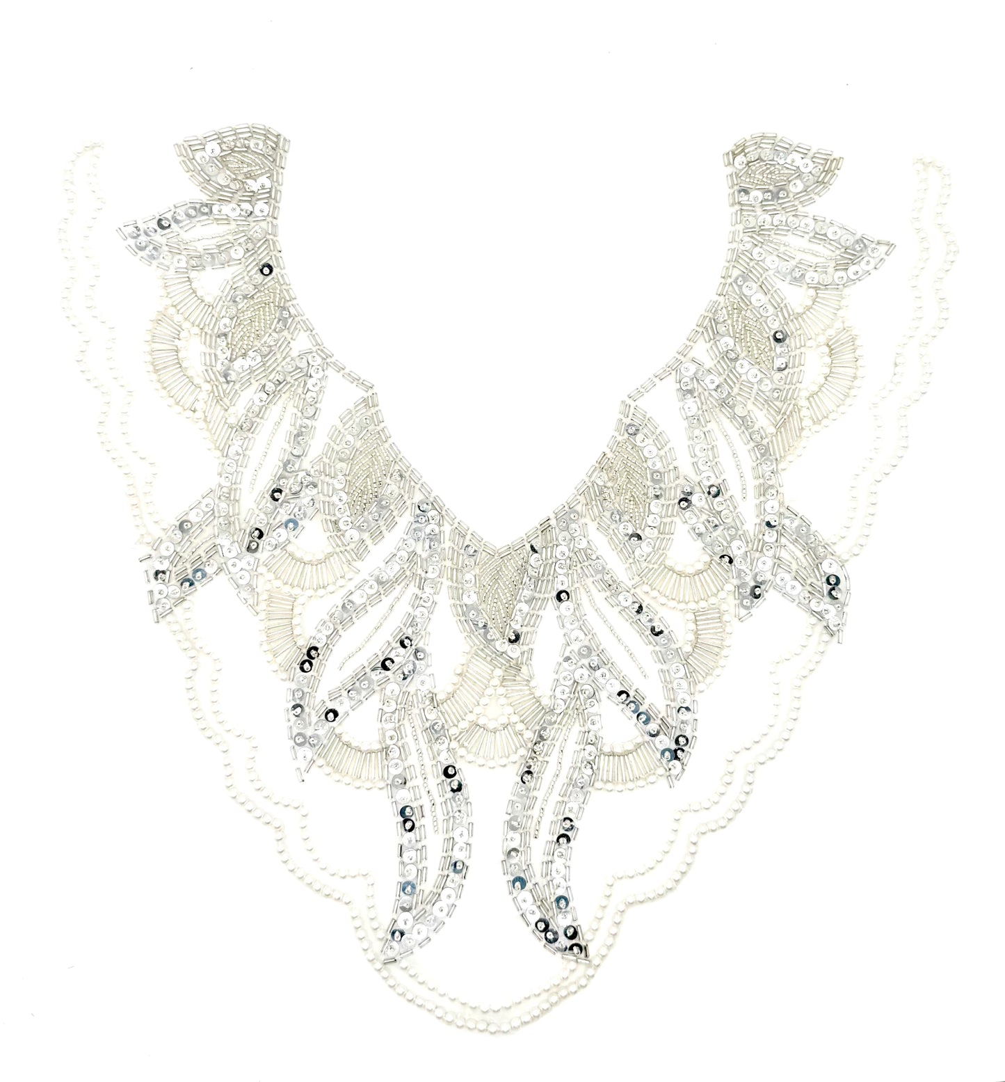Escote con motivo de diseño - Lentejuelas plateadas - Cuentas - Perlas blancas 32,38 cm x 31,75 cm