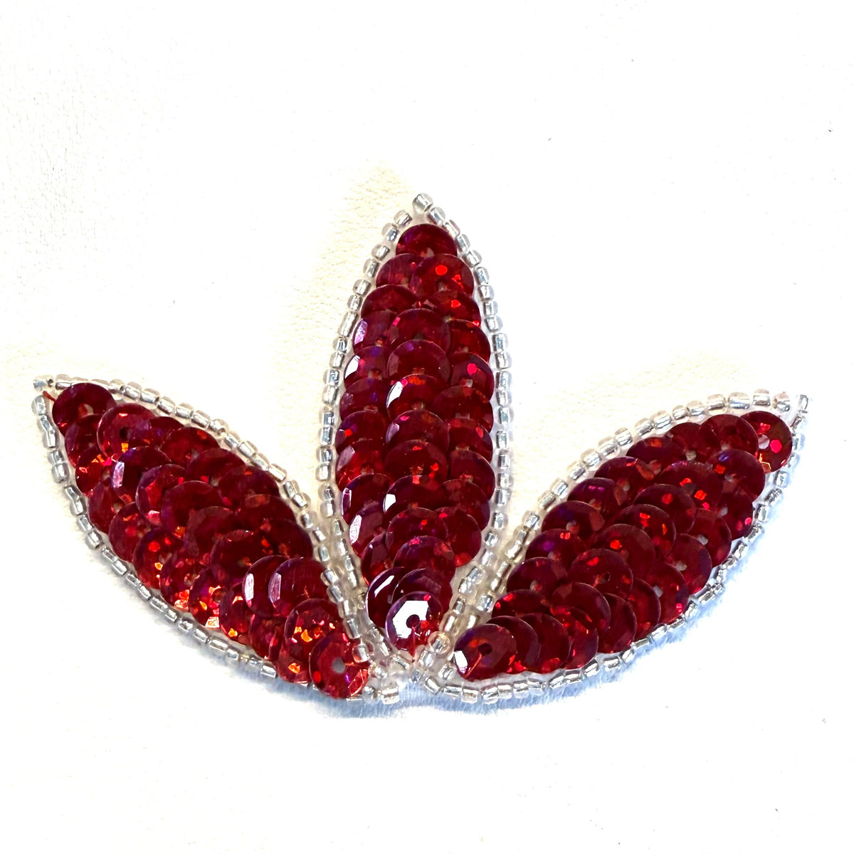 Hoja con lentejuelas rojas y cuentas plateadas de 3.5" x 2"