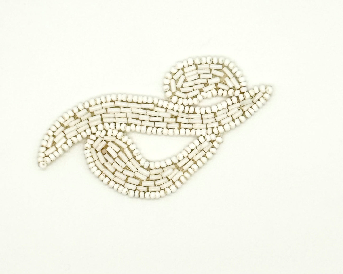 Diseño de Diseñador - Lentejuelas Iridiscentes/Blancas Cremosas - Perlas Blancas - Cuentas 3" x 3.5"