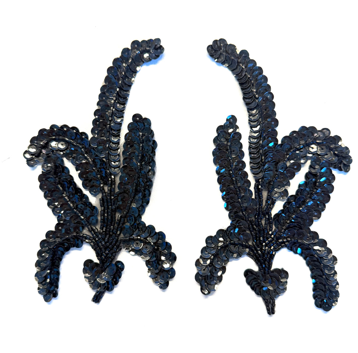Par de hojas con lentejuelas y cuentas negras de 6.5" x 3"