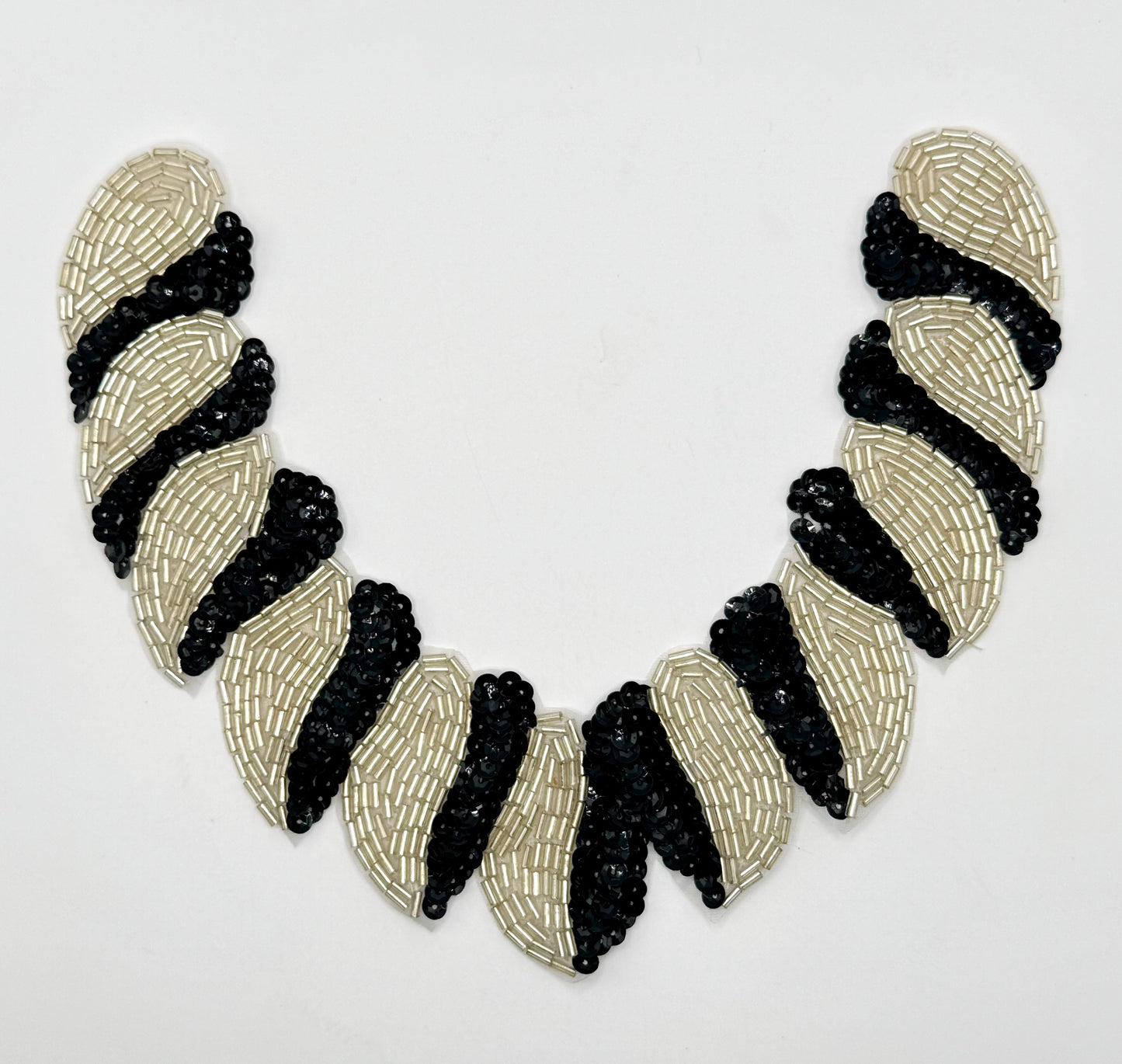 Collar con diseño de motivo con lentejuelas negras y cuentas plateadas de 18 cm x 18 cm