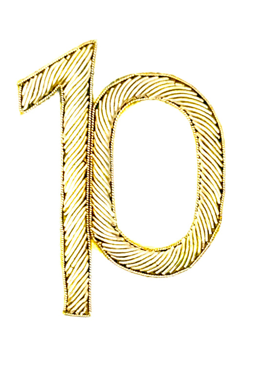 Número diez bordado en oro metálico, 2.5”x 2.5”