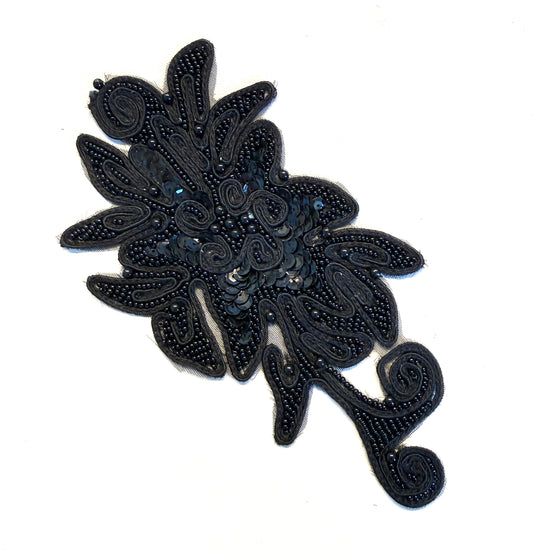 Motivo Floral con Cuentas y Hilos Negros 7" x 3.25"