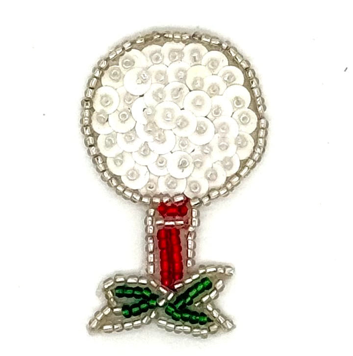 Pelota de golf con tee - Lentejuelas blancas iridiscentes y cuentas blancas, plateadas, rojas y verdes 2" x 1.25"
