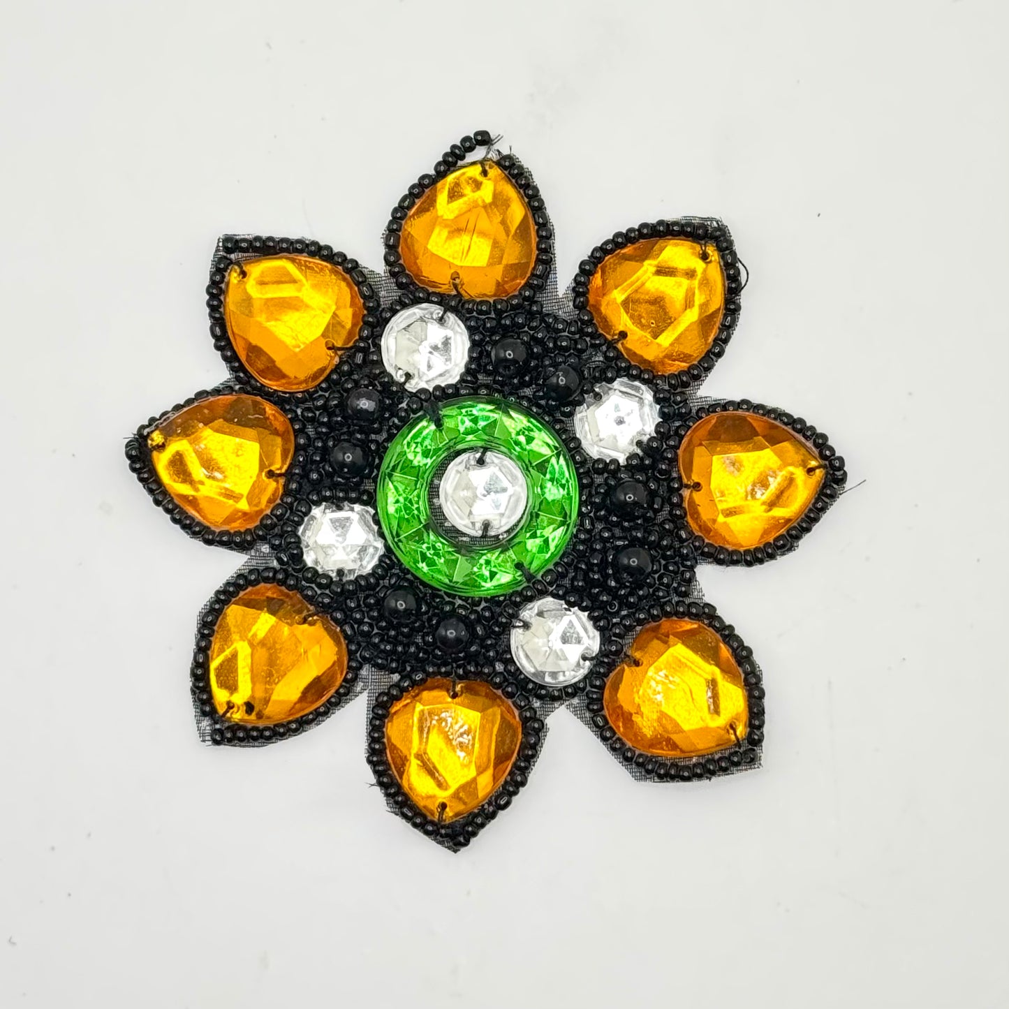 Elección de motivo de diseñador con pedrería multicolor en plata, transparente, verde y dorado o negro, transparente, verde y dorado de 3.25"