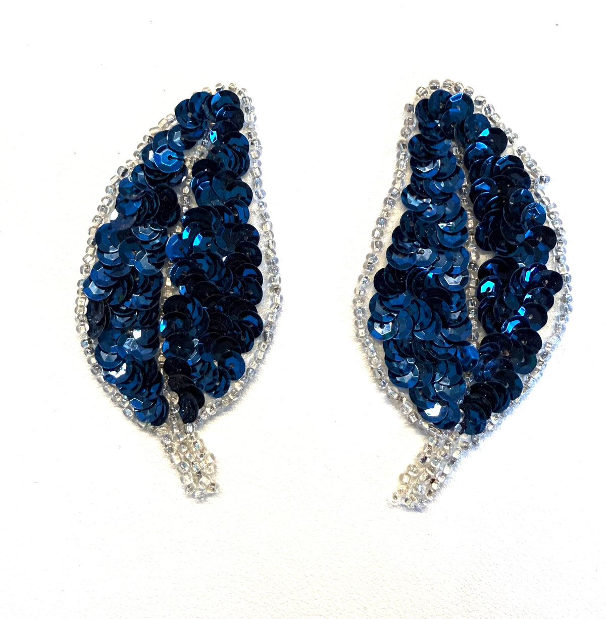 Par de hojas con opción de lentejuelas azules y abalorios plateados de 3.5" x 2"