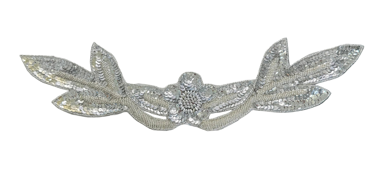 Aplique de cuello todo en lentejuelas y cuentas plateadas 17" x 4"