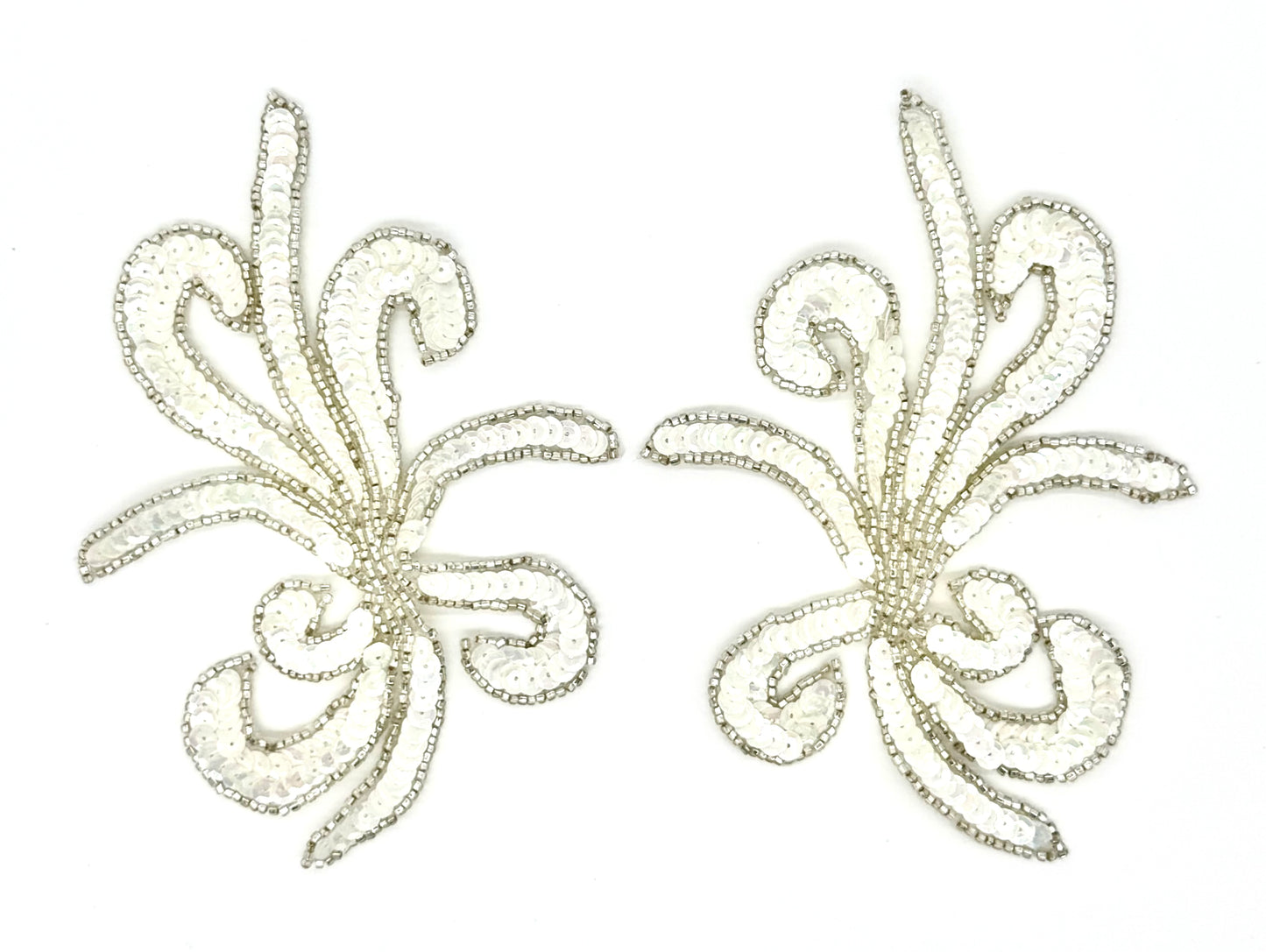 Par o individual de diseño Motif Swirl con lentejuelas blancas o iridiscentes y cuentas plateadas de 12.7 cm x 16.51 cm