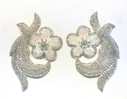 Par de flores con lentejuelas iridiscentes, cuentas plateadas y pedrería 5.25" x 3.5"