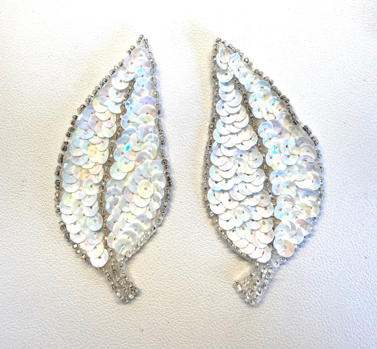 Par de Hojas con Lentejuelas Blancas y Cuentas Plateadas 2" x 3.5"