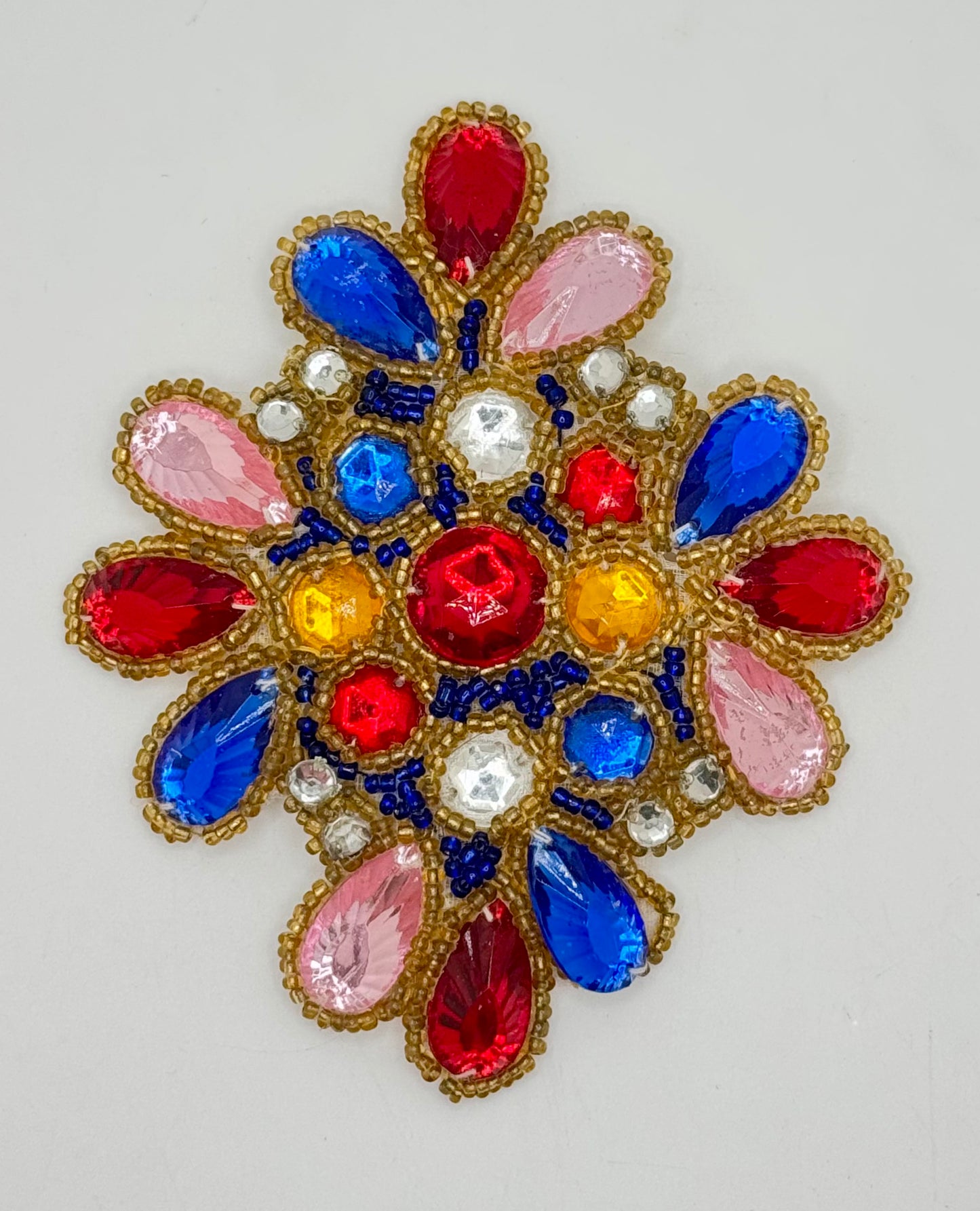 Motivo de Diseñador con Pedrería Multicolor con Centro Rojo y Cuentas Doradas de 11.43 cm x 9.53 cm