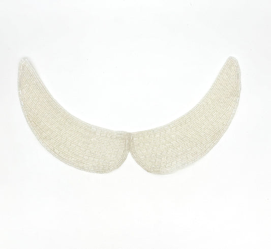 Cuello de abalorios iridiscentes blancos con diseño de 11.5”x 5.5”