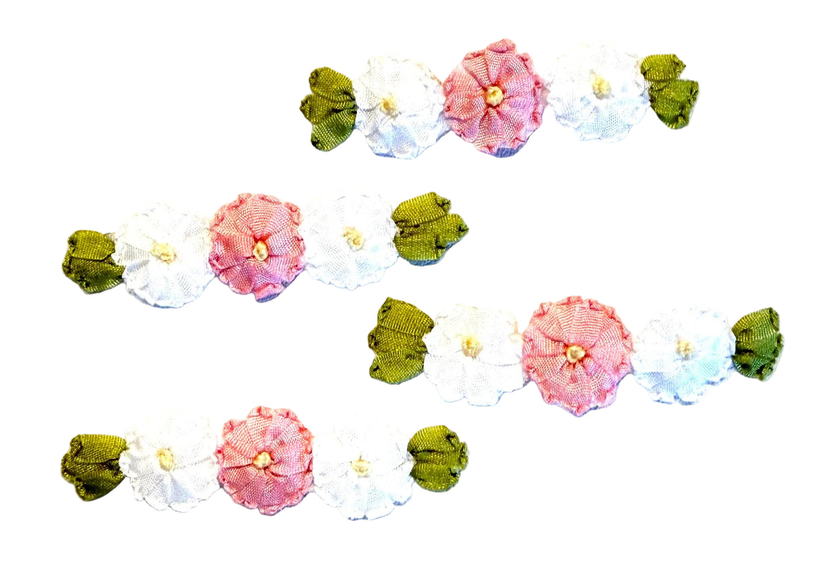 Adorno de tres flores con hojas 2.25"