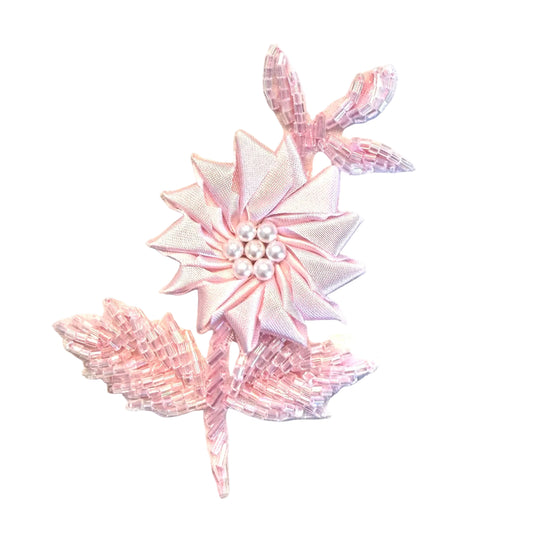 Flor de satén rosa y cuentas y perlas rosas de 3.5" X 2.5"
