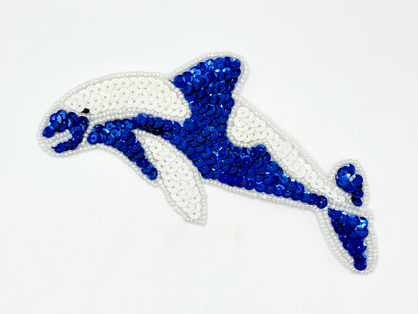 Aplicación de orca - Azul real/lentejuelas blancas iridiscentes - Cuentas blancas 5.75” x 2.75”