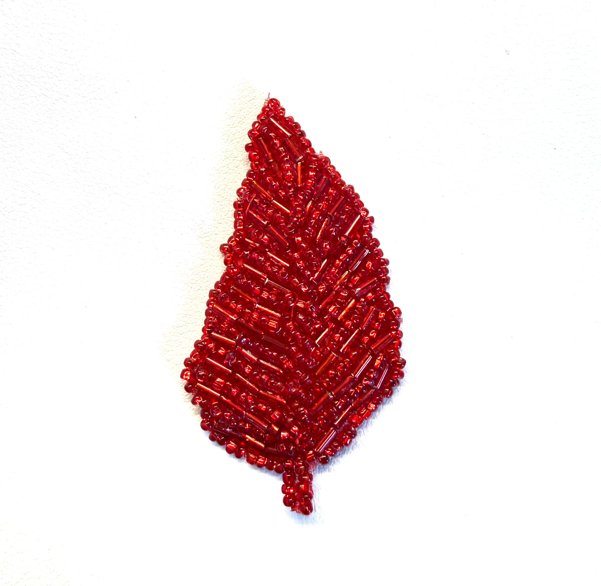 Par de hojas con 4 colores variantes: azul real, rosa, rojo, negro. Cuentas de 3" x 1.5"