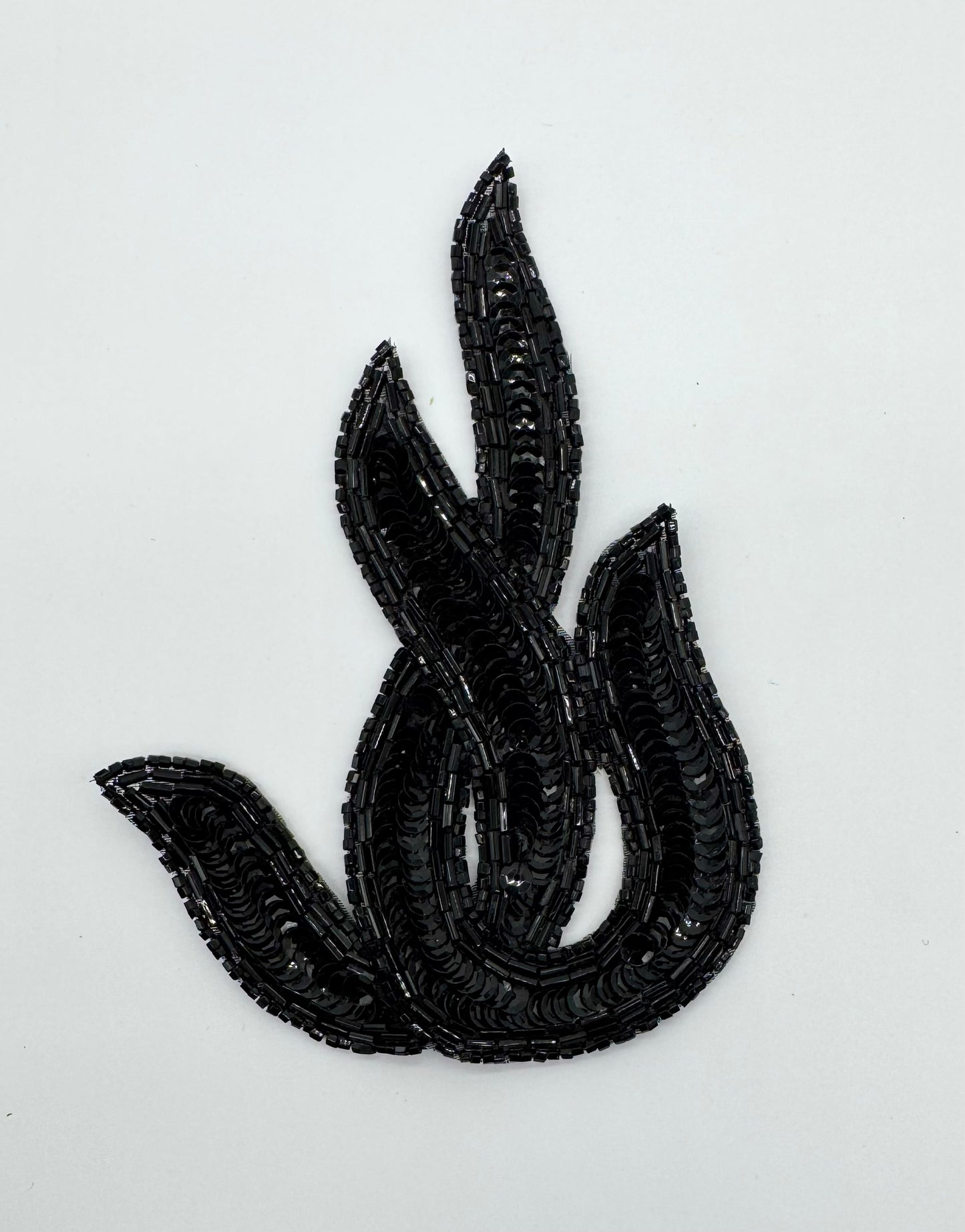 Aplique Negro de Hojas Retorcidas de Diseño Hecho a Mano con Lentejuelas y Cuentas Negras de 15 x 10 cm