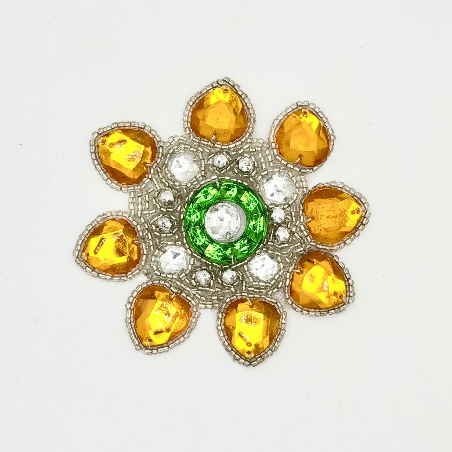 Elección de motivo de diseñador con pedrería multicolor en plata, transparente, verde y dorado o negro, transparente, verde y dorado de 3.25"