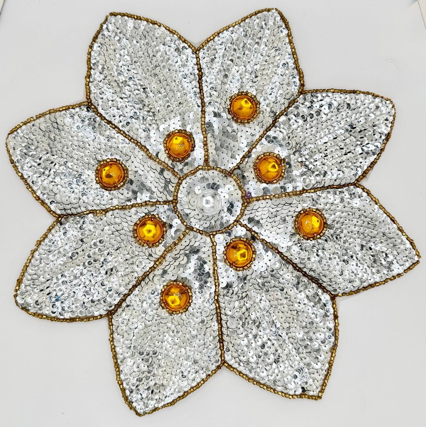 Flor con lentejuelas plateadas, cuentas doradas y pedrería de 11.5 pulgadas