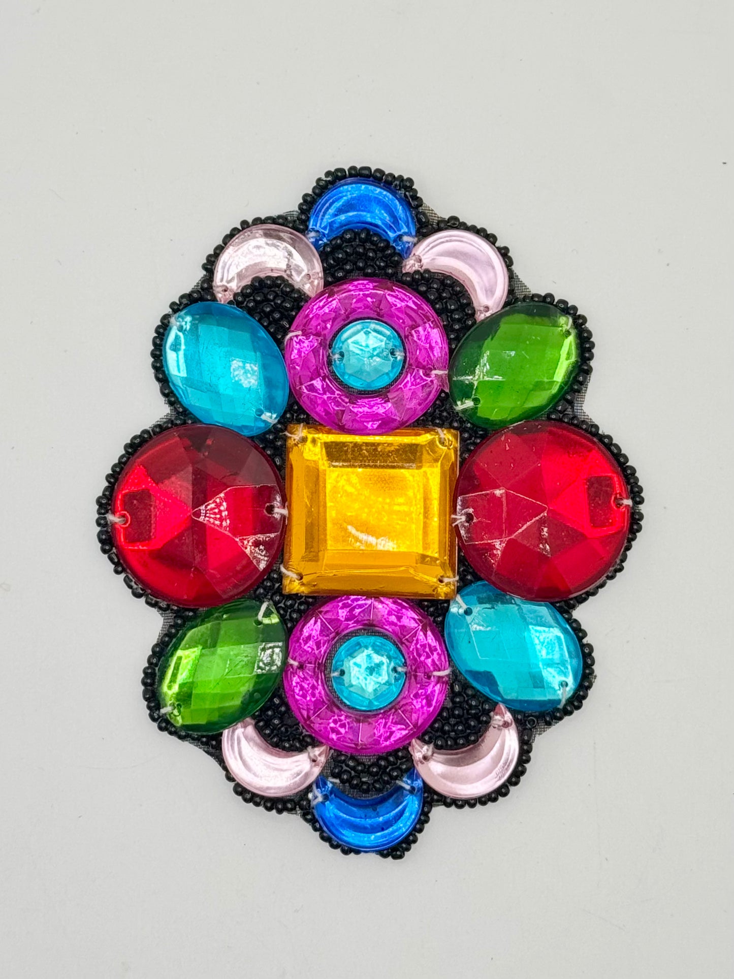 Diseño con motivos de piedras multicolores con ribete de cuentas negras 10,16 cm x 8,25 cm
