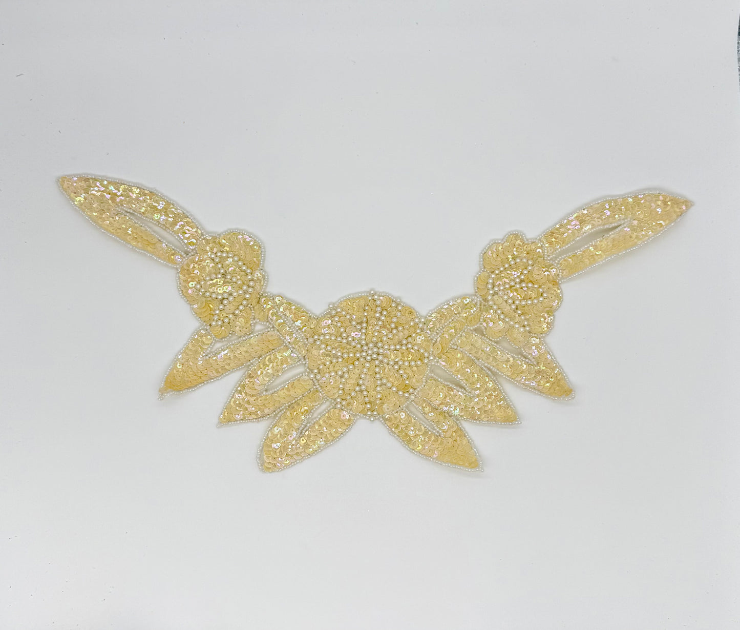 Collar Motif Floral de Diseño - Lentejuelas Crema - Cuentas Blancas 16" x 7.5"