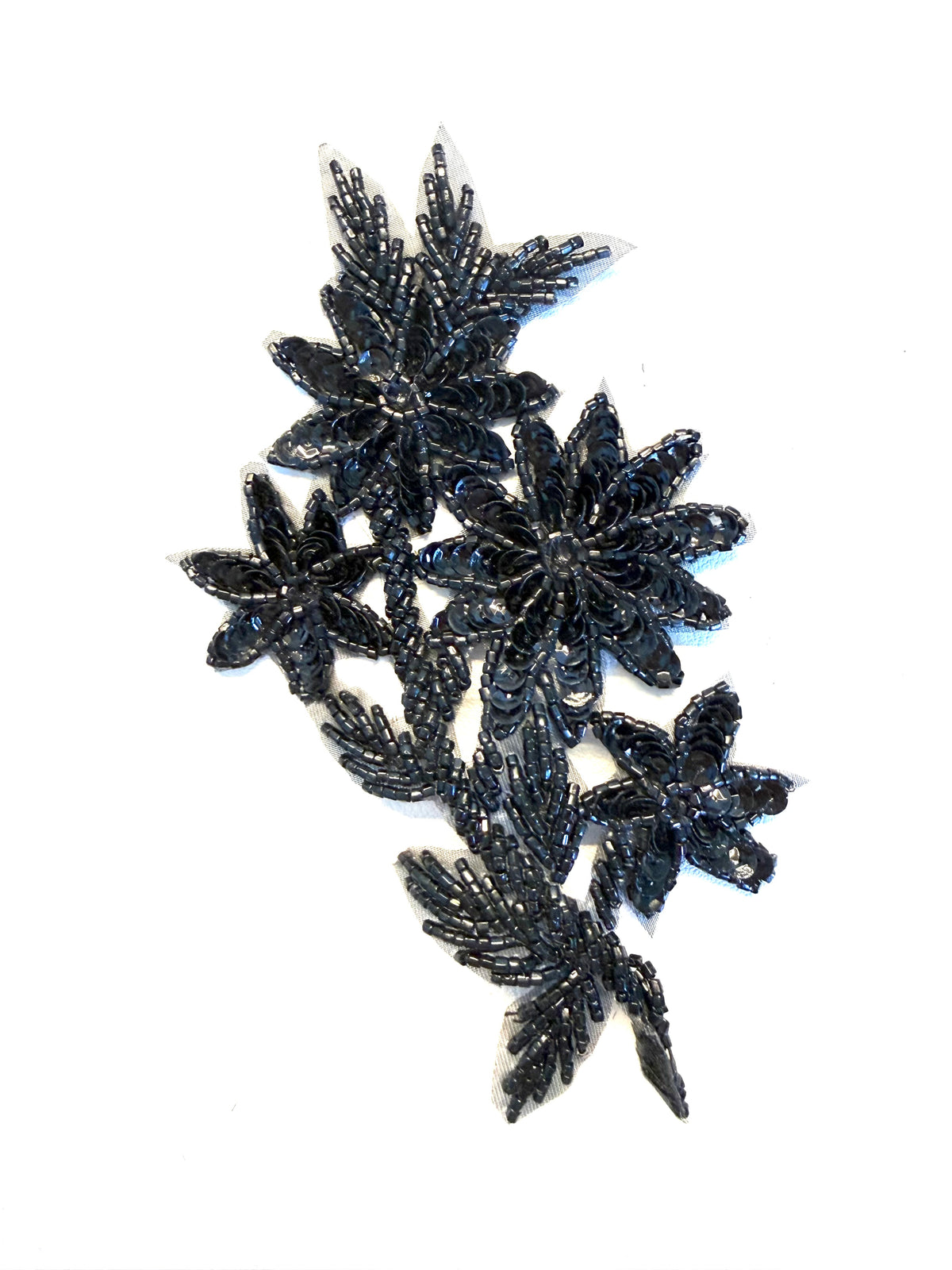 Flor con lentejuelas y cuentas negras de 6" x 3"