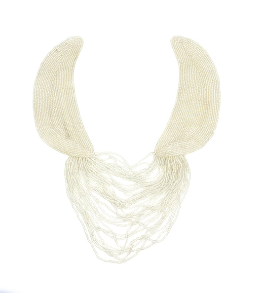 Collar de diseño con cuentas blancas iridiscentes 11"x 9"