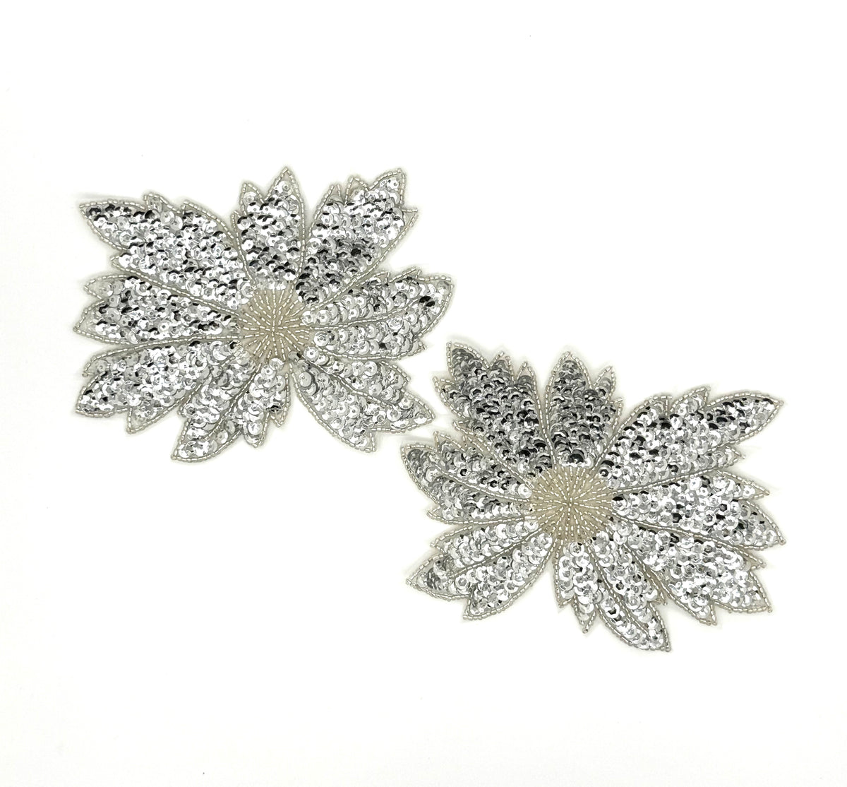 Par de flores con lentejuelas plateadas y cuentas de 10 cm x 12,5 cm