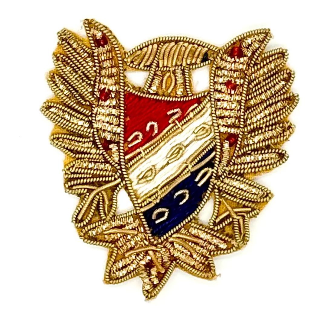 Parche de Emblema Bordado de Lingote de Oro con Hilos de Lingote de Oro y Bordado Rojo, Blanco y Azul y Cuentas de Cristal de 2.25" x 2.5"